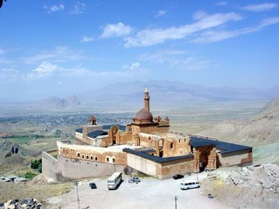 Outofsight:Accordingtolegend,theownerofIshakPashawasabrigandwhorobbedcaravansalongtheSilkRoad.Hedeliberatelybuilthiscastleoutofsightofthe
